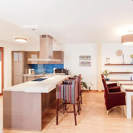 Mit Dachterrasse Und Schlossblick Daire